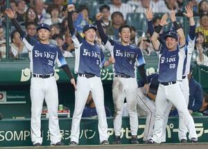 　５回、桑原が先制打を放ち、喜ぶ源田（左から２人目）ら西武ナイン＝甲子園