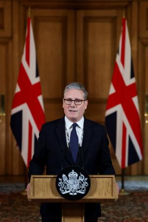 29日、ロンドンで演説するスターマー英首相(ゲッティ=共同)