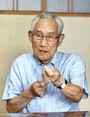 直江津空襲や捕虜との交流など、戦争体験を語る新保啓吉さん=上越市大潟区