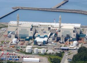 東京電力、政府が再稼働を目指す柏崎刈羽原発の7号機(左)。重大事故が起きた場合、安全に避難できるかは新潟県民の重大な関心事だ