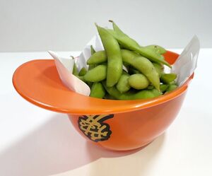 愛の新潟えだまめヘルメット盛（オイシックス新潟アルビレックスＢＣ提供）