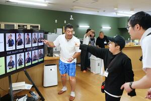 パネルを見ながら手話でオーダーしたサイレントバー=柏崎市西山町別山