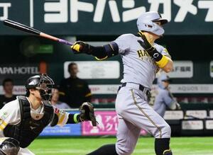 6回阪神1死三塁、佐藤輝が右中間に適時二塁打を放つ。捕手海野=みずほペイペイドーム