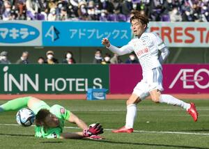 広島-新潟 前半37分、FW鈴木(中央)が得点し、2-0=Eスタ