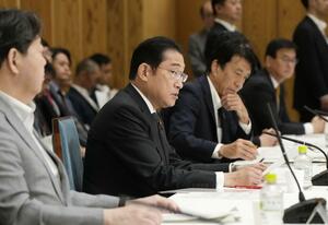 「GX実行会議」であいさつする岸田首相(左から2人目)=5月13日、首相官邸