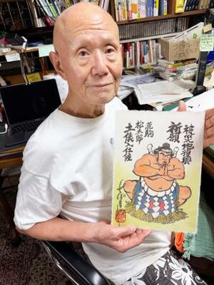 　「のたり松太郎」の絵を持つ漫画家のちばてつやさん