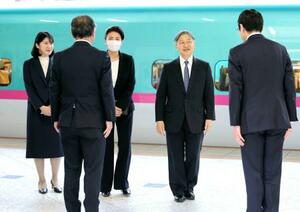 　福島県を訪問するため、ＪＲ東京駅を出発される天皇、皇后両陛下と愛子さま＝６日午前