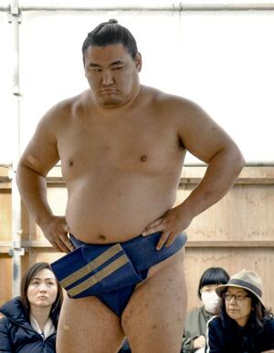 朝稽古で気合の入った表情を見せる豊昇龍=大阪市住吉区の立浪部屋宿舎