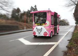 実証実験で公道を走る自動運転バス「ミコぴょん号」=2月、弥彦村