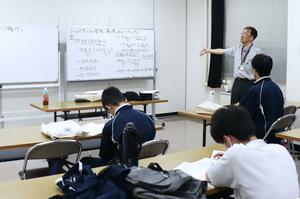 出雲崎町の学習塾「まち塾」。コースを充実させ、少人数指導に力を入れる=出雲崎町米田