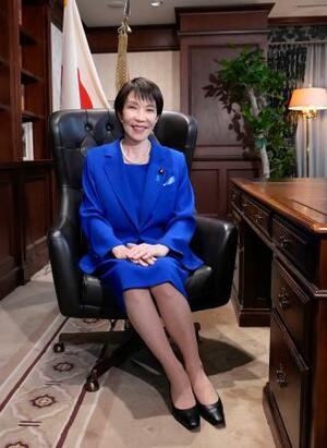 自民党総裁室のいすに座る高市総裁=4日、東京・永田町の党本部