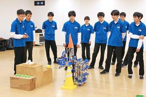 全国高校ロボット競技大会で準優勝したロボットを披露する長岡工高ロボット部のメンバー＝アオーレ長岡