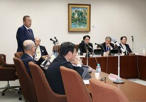 柏崎刈羽原発の再稼働問題などについて議論した厚生環境委員会=9日、県議会