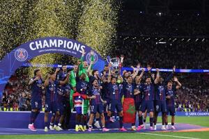 サッカーの欧州CLで優勝したパリ・サンジェルマン=30日、ブダペスト(ゲッティ=共同)