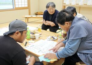 地区の空き家の状況をまとめたマップ作りに取り組む住民たち=新潟市西蒲区間瀬