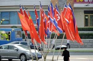 中国の習近平国家主席の7年ぶりの訪問を受け、平壌市内に掲げられた北朝鮮と中国の国旗=8日(共同)