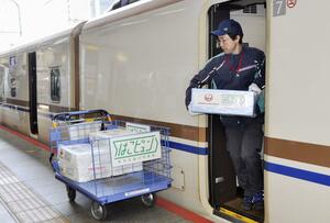 新たな輸送サービスで、新幹線を使いＪＲ敦賀駅から東京駅に運ばれた荷物＝１３日