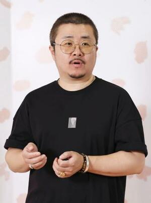 「展覧会タイトルはかつてよく読んだドイツのコミック『おとうさんとぼく』から発想しました」と話す陳飛さん