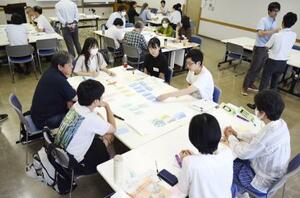 東京都小金井市で開かれた気候市民会議。参加者が意見を付箋に書き出している