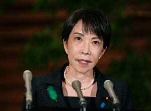 　三陸沖を震源とする地震について記者団の取材に応じる高市首相＝２０日午後７時２４分、首相官邸