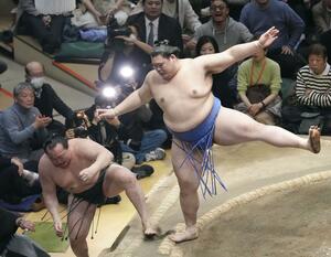 大の里(右)が寄り切りで千代翔馬を破る=両国国技館