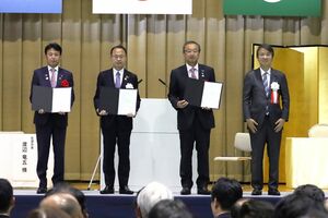 トキの本州定着に向けて、地域間の連携を深める宣言文書を交わした調印式=石川県羽咋市
