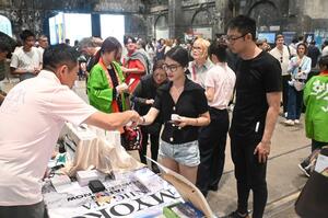 オーストラリアで開かれた日本産品PRイベントに参加した妙高市の企業。来場者に日本酒などを試してもらった=9月(新井商工会議所提供)