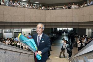 ３期目の当選後初めて登庁し、県職員の祝福に応える花角英世知事＝２日午前９時過ぎ、県庁