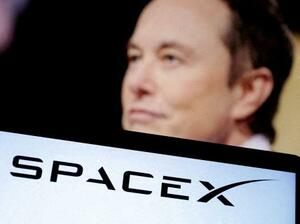 　スペースＸのロゴとイーロン・マスク氏＝２０２２年１２月（ロイター＝共同）