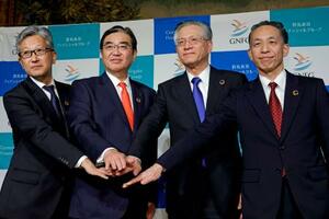 　記者会見を終え、ポーズをとる群馬銀行の深井彰彦頭取（中央左）と第四北越ＦＧの殖栗道郎社長（同右）＝２６日午後、東京都港区