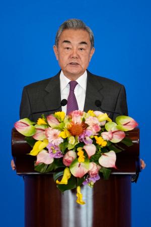 講演する中国の王毅外相=30日、北京(共同)