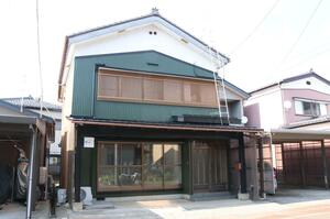 JR北三条駅の近くに10日にオープンする学生拠点「ろくのわ」(中央)=三条市西裏館1