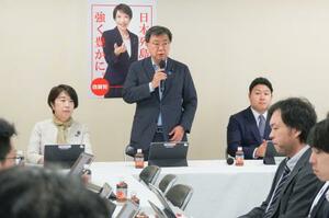 　自民党の内密出産を考えるプロジェクトチームであいさつする松野博一座長（中央）＝２５日午後、東京・永田町