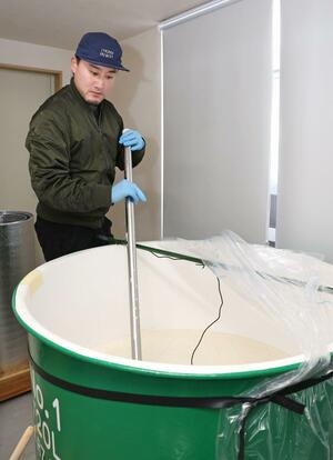 一擲の仕込み作業を進める弥栄醸造の坂本一浩さん＝柏崎市石曽根