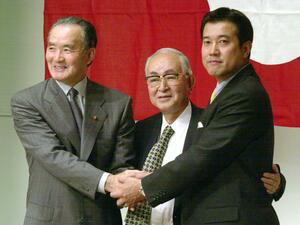 2001年9月、監督辞任の記者会見後に写真に納まる巨人の長嶋茂雄監督(左)と渡辺恒雄さん。右は新監督に決まった原辰徳ヘッドコーチ=東京都内のホテル