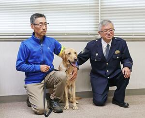 県警警察犬の嘱託を受けたリッチフィールド・カイ号と指導者の河村健一さん（左）＝柏崎署