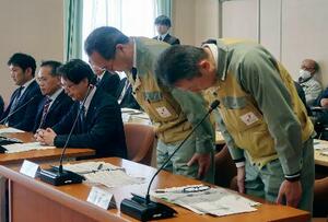 　静岡県御前崎市議会の原子力対策特別委員会臨時会合で、頭を下げる中部電力の豊田哲也原子力本部長（右から２人目）ら＝９日午前
