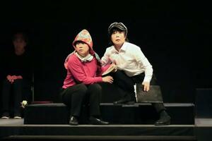 朗読劇「火垂るの墓」のリハーサルで清太役(右)と節子役を演じる「陽なたの会」メンバー=6月、兵庫県西宮市