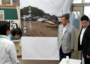 福岡県朝倉市で地元住民らとの意見交換に臨む石破首相=13日午後
