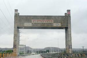 　ニジェール川に中国が架けた橋＝８月、ニジェールの首都ニアメー（共同）