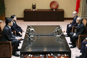 花角英世知事（右）に、柏崎刈羽原発６号機の再稼働について安全に取り組むと説明する東京電力ホールディングスの小林喜光会長（左から２人目）と小早川智明社長（左）＝９日午前１１時１５分ごろ、県庁