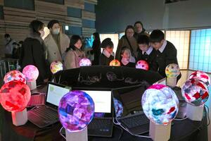 小国和紙を使ったカラフルな球形ライトを披露したイベント=23日、長岡市大手通1