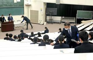 集中した様子で試験開始を待つ受験生=2月25日、上越市の上越教育大