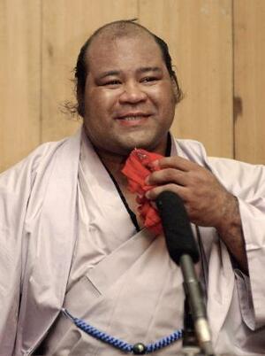 2003年11月、現役引退の記者会見に臨んだ元幕内戦闘竜=福岡国際センター