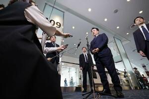 6月、米国への出発前に取材に応じる赤沢経済再生相=羽田空港