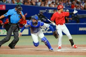 11回広島1死三塁、打者二俣のとき、中日・マルテの暴投をはじいた捕手石伊がボールを追うが、決勝点を許す=バンテリンドーム