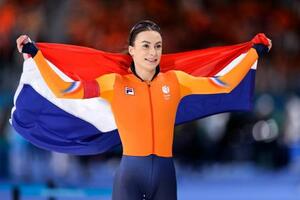 女子500メートルで金メダルを獲得したフェムケ・コク=ミラノ(共同)