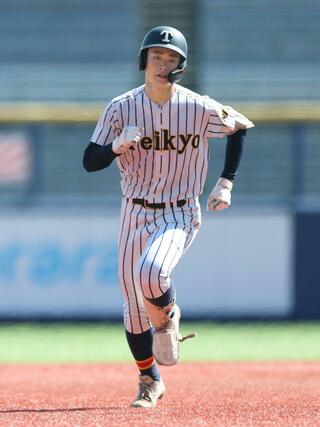 新潟産大付-帝京長岡 6回帝京長岡1死、今井大瑚がソロ本塁打を放ち5-3=7月24日、新潟市中央区長潟のハードオフ・エコスタジアム