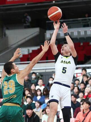 男子準々決勝　帝京長岡－福岡第一　第３クオーター、帝京長岡の佐藤汰頼がシュートを決めて４０－４６