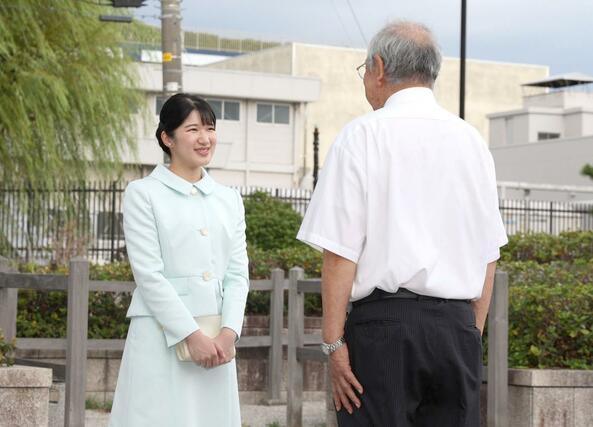 新潟市歴史博物館みなとぴあに到着し、新潟市芸術文化振興財団の徳永健一理事長の出迎えを受ける愛子さま＝７日、新潟市中央区